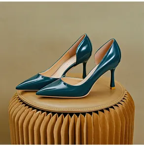 Escarpins élégants en cuir verni vert foncé à talons aiguilles et bout pointu