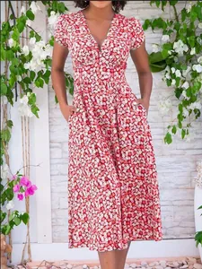 Detailansicht eines roten böhmischen Kleides mit Blumenmuster und Taschen