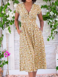 Detailansicht des Blumendrucks und der Seitentaschen an einem Boho-Kleid mit V-Ausschnitt.