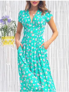 Sommerliches Boho-Maxikleid mit Blumenmuster, V-Ausschnitt und Taschen in Gartenumgebung