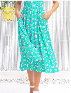 Detailansicht eines böhmischen Blumenkleides mit praktischen seitlichen Taschen.