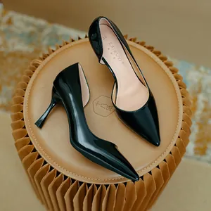 Escarpins d'Orsay élégants en cuir verni noir à bout pointu et talons aiguilles.