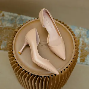 Élégants escarpins à talons aiguilles en cuir verni beige pour femmes sur support