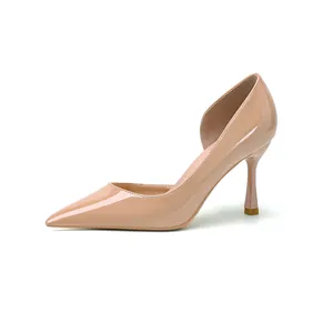 Escarpins d'Orsay élégants en cuir verni nude avec bout pointu et talons aiguilles
