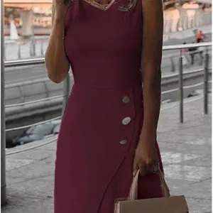 Elegante abito bordeaux senza maniche con scollo a V e bottoni laterali decorativi