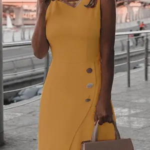 Elegante abito midi a tubino giallo senza maniche con bottoni decorativi laterali