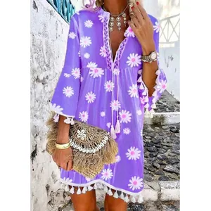 Robe d'été bohème violette avec imprimés marguerites et ourlet à pompons blancs