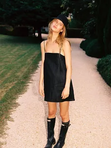 Robe d'été bohème noire en coton et lin à fines bretelles pour un look chic de plein air