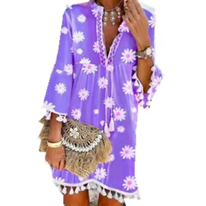 Robe violette à fleurs marguerites, col en V, manches 3/4 et bordures à franges élégantes