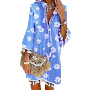 Robe bleue imprimé marguerite avec col en V, manches 3/4 et détails pompons