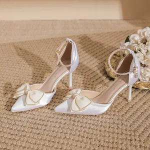 Elegante spitze Stilettos mit Knöchelriemen und schimmerndem Satin-Schleifendetail
