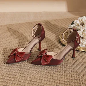 Elegante weinrote Stiletto-Pumps mit spitzer Kappe, Schleife und Knöchelriemen-Detail