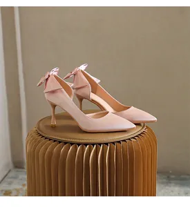 Eleganti tacchi a spillo in raso rosa con dettaglio fiocco e design a intaglio laterale