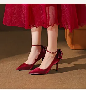 Elegante weinrote Seiden-Stilettos mit spitzer Kappe, Fesselriemen und Schleifendetail