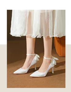 Elegante weiße Seidensatin-Pumps mit spitzer Kappe, Schleifendetail und Knöchelriemen