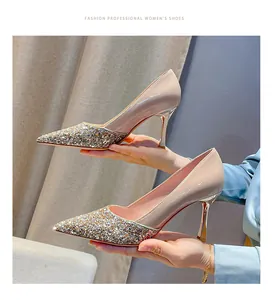 Gros plan détaillé sur des escarpins nude en cuir verni avec bout pointu à paillettes dorées