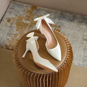 Eleganti tacchi alti in raso bianco stile francese con fiocco sul retro e punta affusolata
