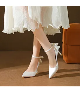 Elegante weiße Seidenpumps mit spitzer Zehenpartie, Knöchelriemen und Schleife.