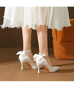 Elegante weiße Seidenstiletto-Pumps mit Knöchelriemen und Seidenschleife in der Rückansicht.