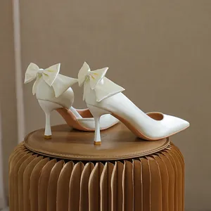 Eleganti tacchi alti in raso bianco stile francese con un bellissimo dettaglio di fiocco
