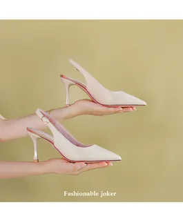 Κομψές μπεζ γόβες slingback με μυτερή μύτη και στιλέτο, λεπτομέρεια στο χέρι