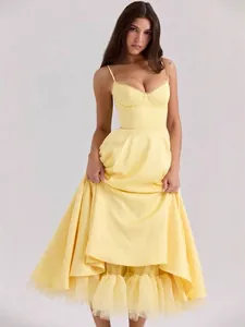 Elegante gele Franse midi-jurk met visgraattaille en een zoom van tule en mesh stof