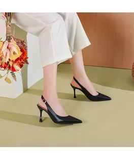 Κομψές μαύρες μυτερές γόβες slingback με λεπτό τακούνι για επαγγελματική εμφάνιση