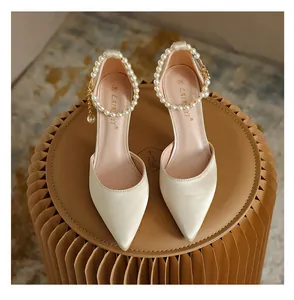 Elegante elfenbeinfarbene Satin-High-Heels mit spitzer Zehenpartie und Perlen-Knöchelriemen