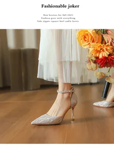 Detalle de elegantes zapatos de salón con purpurina, punta fina y tira al tobillo