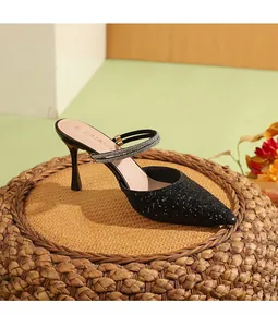 Eleganti sabot a punta con tacco alto neri glitterati con cinturino in strass sottile