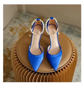 Elegante spitze Pumps aus königsblauem Satin mit verzierten Perlen-Knöchelriemen