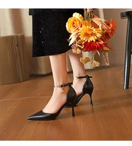 Seitendetail schwarze Lackleder Stilettos mit spitzer Kappe und elegantem Knöchelriemen