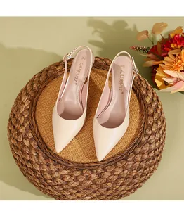 Κομψές μπεζ γόβες slingback με μυτερή μύτη σε μια πλεκτή επιφάνεια παρουσίασης