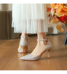 Elegantes tacones de purpurina plateada con correa al tobillo y punta fina en modelo