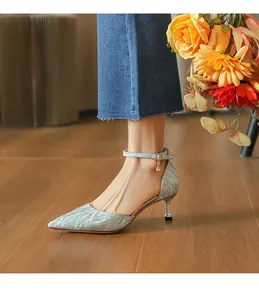 Vista lateral de tacones plateados de purpurina con punta fina y una elegante tira al tobillo