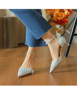 Elegantes zapatos plateados con purpurina, punta fina y tacón bajo con tira al tobillo