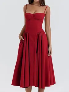 Robe midi rouge élégante avec des bretelles caraco et une coupe ajustée pour femmes