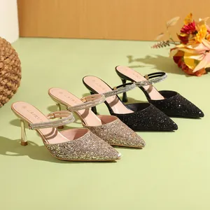 Eleganti tacchi a spillo glitterati a punta con cinturini in strass in oro e nero