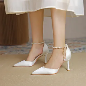 Elegante weiße Satin-Stöckelschuhe mit spitzer Kappe und Perlen-Knöchelriemen.