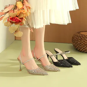 Eleganti décolleté glitterate a punta con tacco a spillo e cinturini da donna