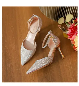 Primer plano de zapatos de tacón elegante brillante color champán con tiras al tobillo
