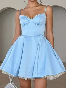 Elegantes hellblaues Minikleid mit einem ausgestellten Tüllrock und Korsett-Top.