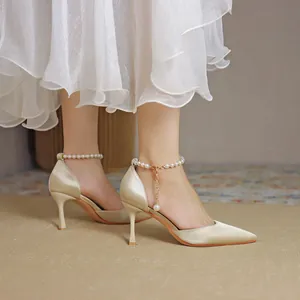 Elegante Champagner Satin Pumps mit spitzer Kappe und stilvollem Perlen-Knöchelriemen