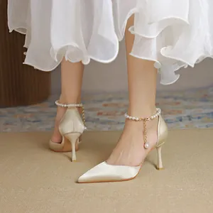 Elegante champagnerfarbene Satin-Stilettos mit Perlen-Knöchelriemen für die Hochzeit