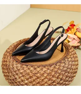 Κομψές μαύρες μυτερές γόβες slingback με λεπτό τακούνι για επαγγελματική εμφάνιση.