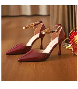 Elegante burgunderrote Lackleder-Pumps mit spitzer Zehenpartie und Knöchelriemen