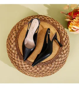 Λεπτομέρεια από κομψές μαύρες γόβες slingback με μυτερή μύτη και λεπτό τακούνι