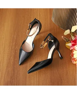 Elegante schwarze spitze High Heels mit stilvollem goldenen Ketten-Knöchelriemen