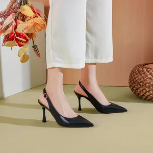 Κομψές μαύρες μυτερές γόβες slingback για το γραφείο και καθημερινή χρήση