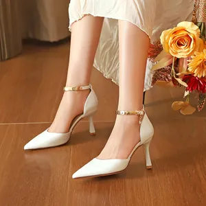 Elegante weiße spitze Damen High Heels mit Metall-Knöchelriemen und Stiletto-Absatz